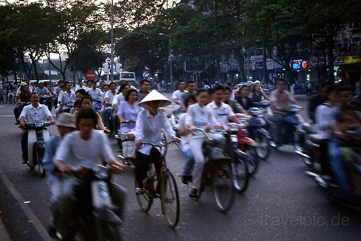 as_vn_saigon_003.jpg - Das alltägliche Chaos auf den Straßen von Saigon in Vietnam, wo sich 2 1/2 Mio. Mofas tummeln