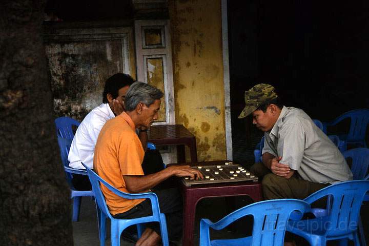 as_vn_hue_006.jpg - Mnner konzentriert bei Spiel in Ho An - ehemals Faifo genannt, Vietnam