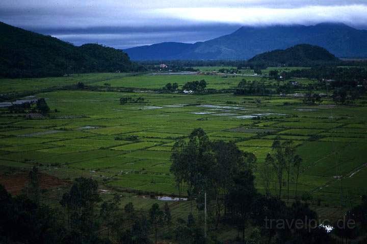 as_vn_hue_007.jpg - Eine Tiefebene mit Reisanbau in Zentral Vietnam