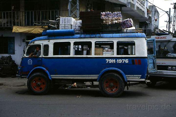 as_vn_dalat_001.jpg - Ein voll beladener lokaler Bus in Nha Trang, Vietnam