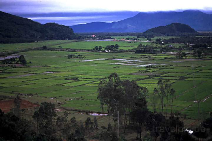 as_vietnam_002.JPG - Eine Tiefebene mit Reisanbau in Zentral Vietnam