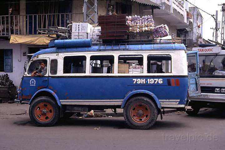 as_vietnam_003.JPG - Ein voll beladener lokaler Bus in Nha Trang, Vietnam