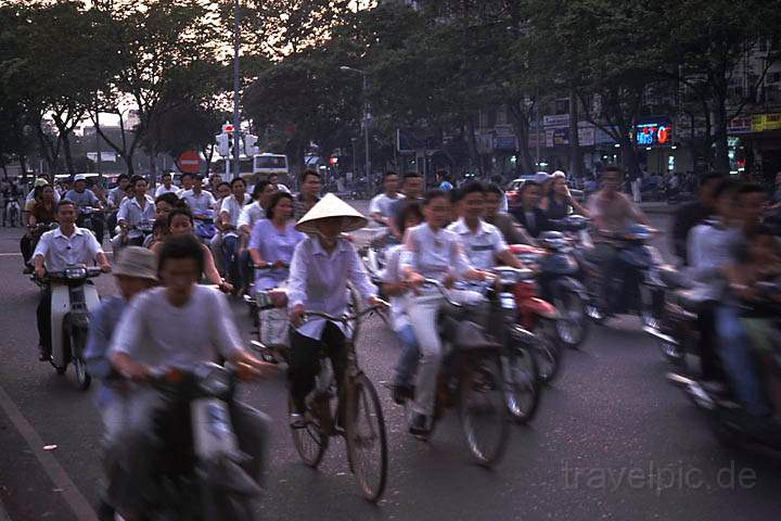 as_vietnam_005.JPG - Das alltägliche Chaos auf den Straßen von Saigon in Vietnam, wo sich 2 1/2 Mio. Mofas tummeln