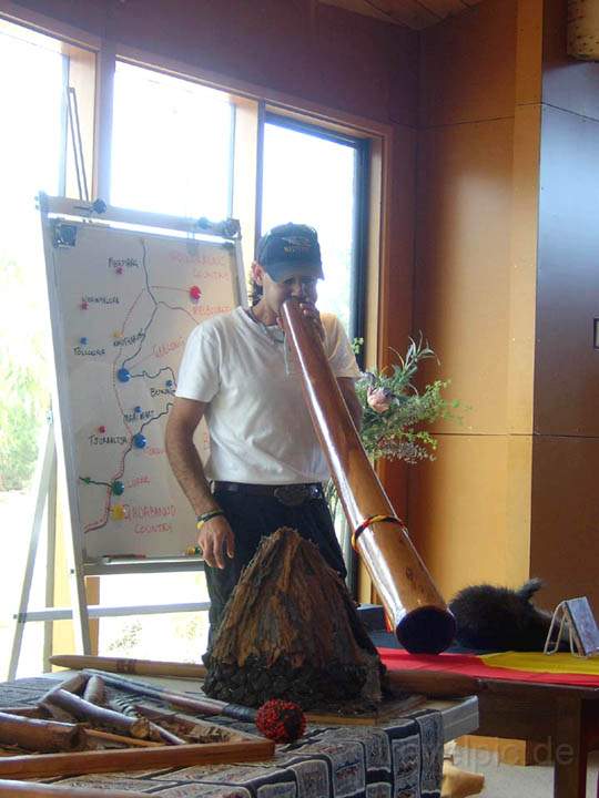 au_au_021.jpg - Aborigines mit Didgeridoo auf einem Ausflug an der Great Ocean Road
