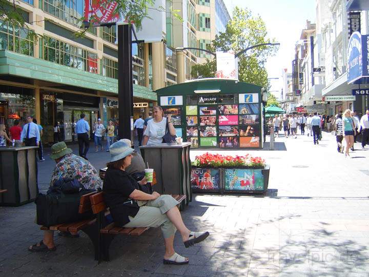 au_au_005.jpg - Die Rundle Mall in Adelaide lädt zum Shoppen und Verweilen ein