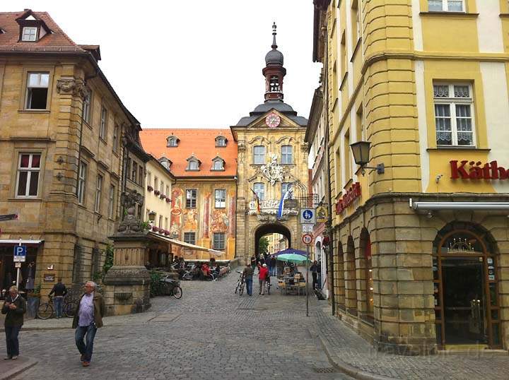 eu_de_bamberg_002.jpg - Die obere Brücke mit dem alten Rathaus in der Altstadt von Bamberg