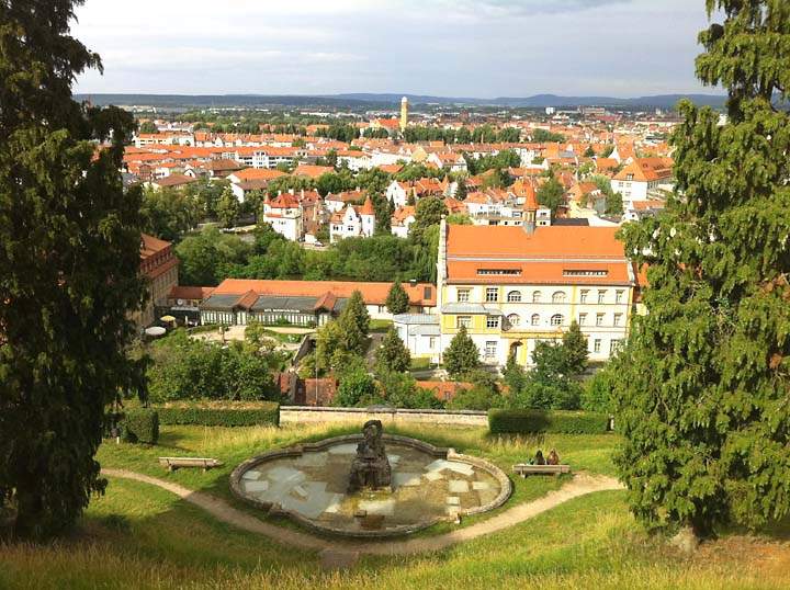 eu_de_bamberg_010.jpg - Blick von der Klosteranlage auf den Garten der Anlage und die Stadt Bamberg