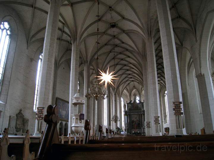 eu_de_bautzen_007.jpg - In der Adventszeit im Dom St. Petri vom evangelischen Teil mit Blick auf den katholischen Teil.