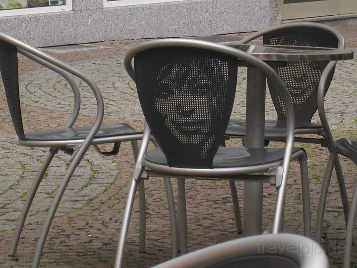 eu_de_bingen_005.jpg - Interessante Sthle in einem Cafe der Fugngerzone von Bingen