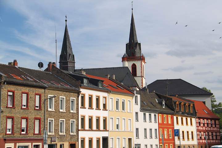 eu_de_bingen_018.jpg - Häuserzeile an der Nahe mit der Basilika Sankt Martin in Hintergrund
