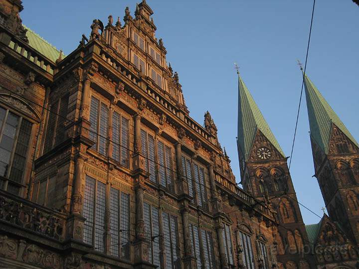 eu_de_bremen_005.jpg - Das Bremer Rathaus mit Blick auf den Dom im Hintergrund