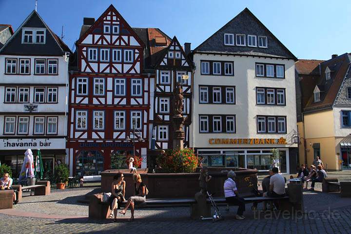eu_de_butzbach_010.jpg - Der Marktbrunnen auf dem Marktplatz von Butzbach markiert das Zentrum der Stadt