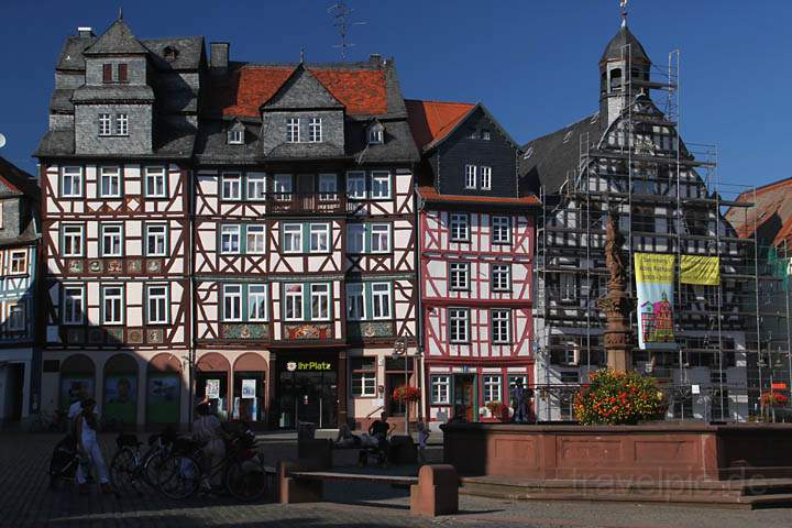 eu_de_butzbach_011.jpg - Der Marktbrunnen und das Doppelhaus mit Erker am Marktplatz 3