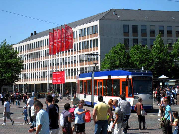 eu_de_darmstadt_006.jpg - Eine Straßenbahn auf dem Luisenplatz in der Innenstadt