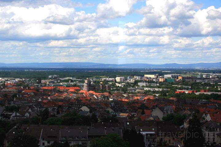 eu_de_darmstadt_017.jpg - Blick auf Darmstadt mit dem Hundertwasser Hause von Hochzeitsturm