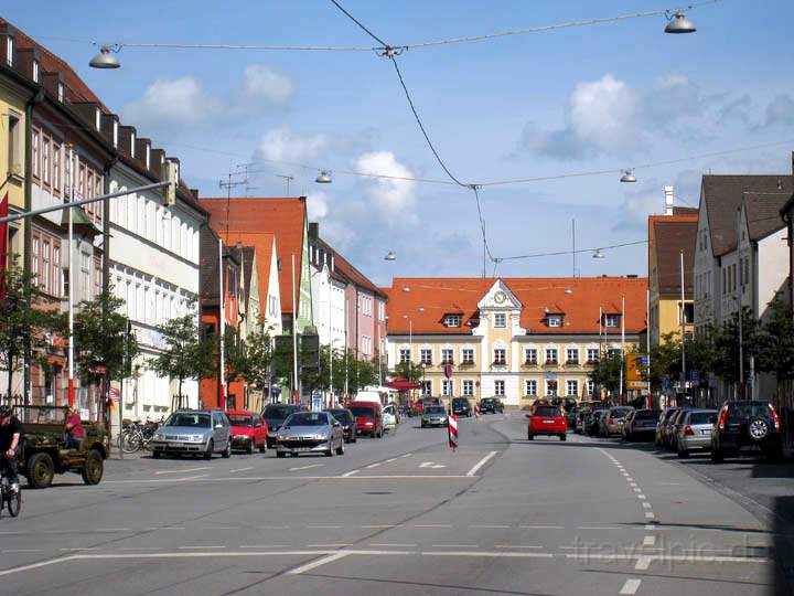 eu_de_fuerstenfeldbruck_018.jpg - Hauptstrasse Fürstenfeldbruck mit Blick auf das neue Rathaus