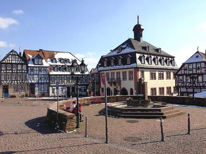 eu_de_gelnhausen_004.jpg - Der Obermarkt mit Brunnen und Rathaus in Gelnhausen