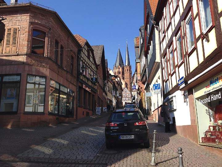 eu_de_gelnhausen_013.jpg - Die Fußgängerzone der Schmidtgasse mit Blick auf die Marienkirche