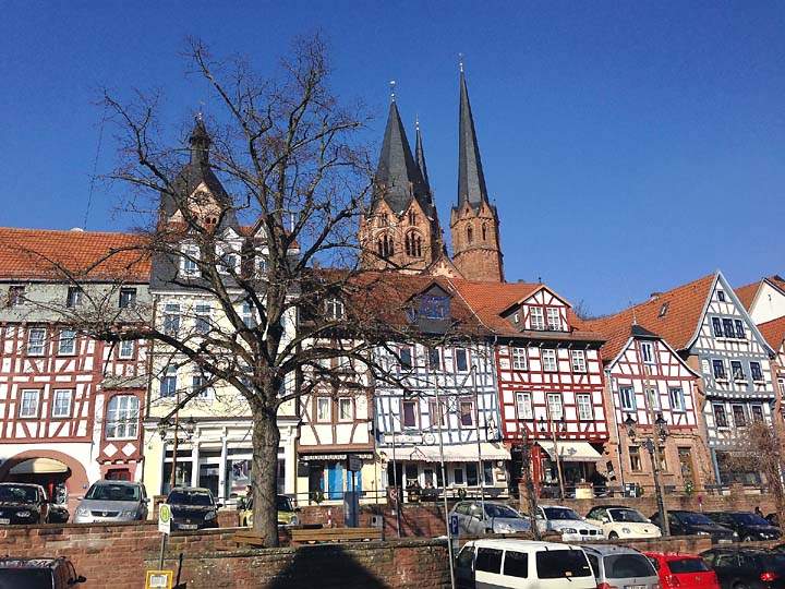 eu_de_gelnhausen_016.jpg - Die Fachwerkhäuser auf dem Untermarkt mit der Marienkirche im Hintergrund