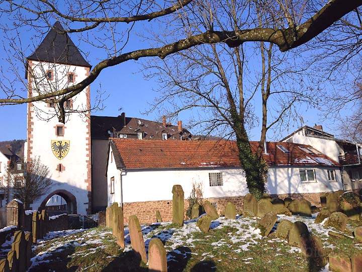 eu_de_gelnhausen_026.jpg - Der jüdische Friedhof von Gelnhausen mit dem Ziegelturm im Hintergrund