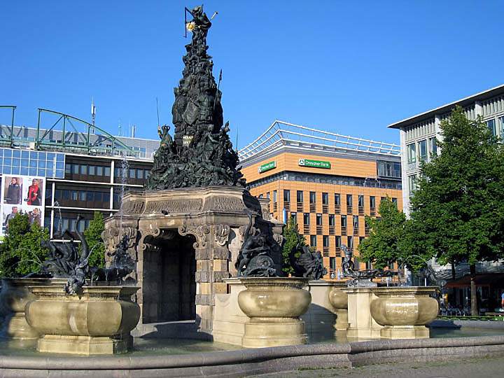 eu_de_mannheim_004.jpg - Der Paradeplatz mit dem Grupello-Brunnen ist das Zentrum der Mannheimer Innenstadt