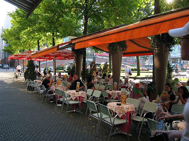 eu_de_mannheim_006.jpg - Ein Eiscafe am Rande des Paradeplatzes in der Mannheimer Innenstadt