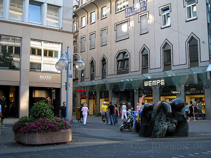 eu_de_mannheim_007.jpg - Geschäfte und Skulpturen auf den Planken, der Mannheimer Fußgängerzone