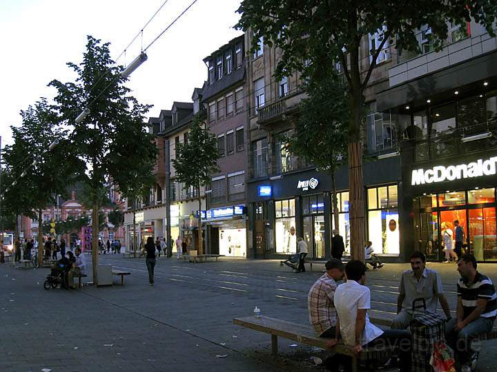 eu_de_mannheim_018.jpg - Die Breite Straße ist der zweite Teil der Mannheimer Fußgängerzone