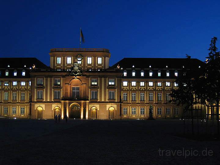 eu_de_mannheim_021.jpg - Das Portal des Mannheimer Barockschlosses am Abend