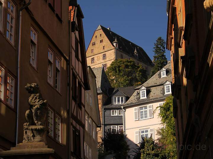 eu_de_marburg_006.jpg - Blick von den engen Gassen der Oberstadt auf das Schloß von Marburg