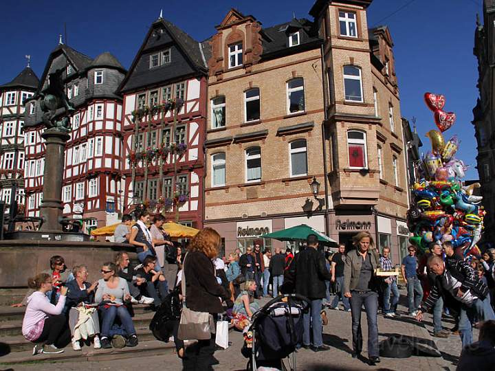 eu_de_marburg_007.jpg - Buntes Treiben am Marktplatz in Marburg