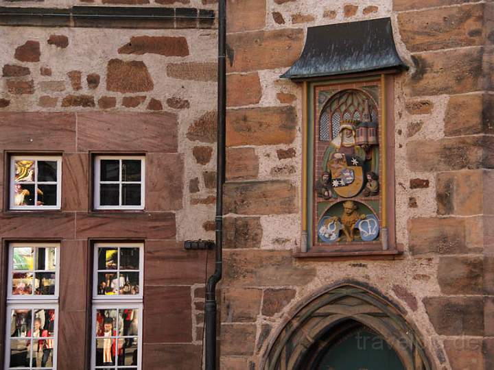 eu_de_marburg_009.jpg - Mittelalterliche Reliefs an der Fassade des historischen Rathauses in Marburg