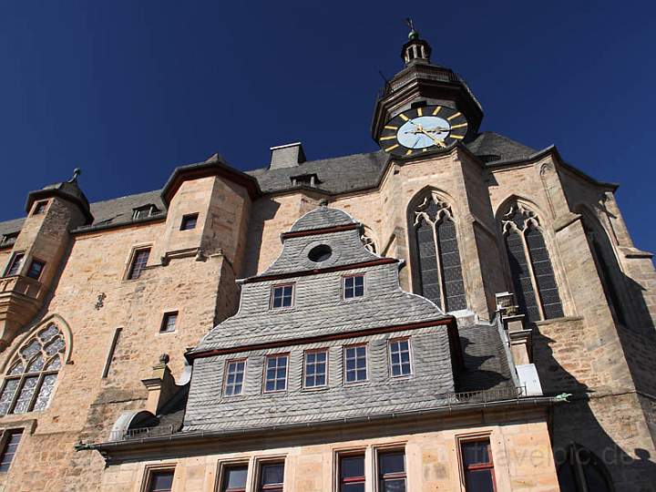 eu_de_marburg_015.jpg - Die Rentkammer vom Marburger Schloß mit dem Uhrturm