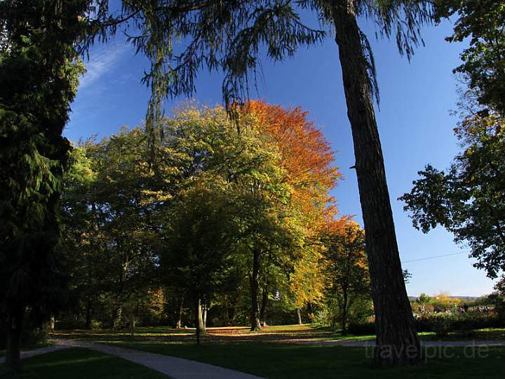 eu_de_marburg_020.jpg - Herbstidylle im Schloßgarten des Landgrafenschlosses in Marburg