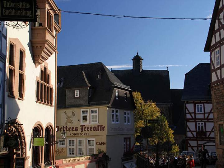 eu_de_marburg_023.jpg - Historische Häuse und Biergärten in der Reitgasse beim Oberstadtaufzug