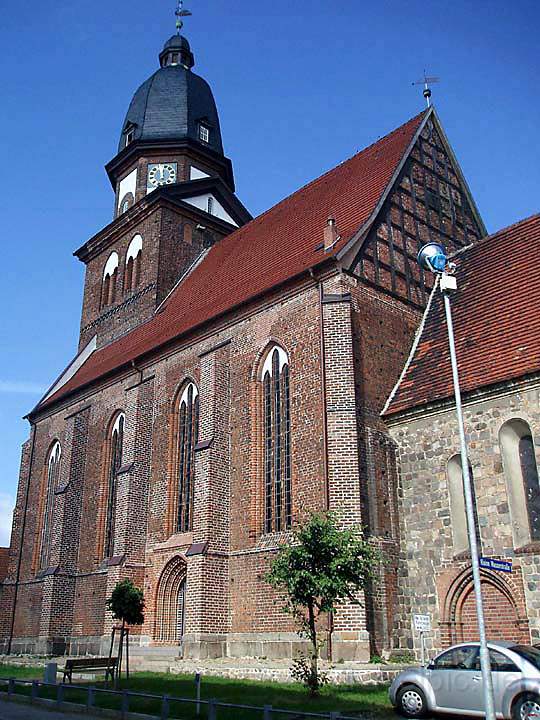 eu_de_mecklenburgische_seenplatte_003.jpg - Die Kirche von Waren in Mecklenburg-Vorpommern