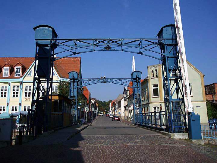 eu_de_mecklenburgische_seenplatte_019.jpg - Die Hubbrücke von Plau in Mecklenburg-Vorpommern
