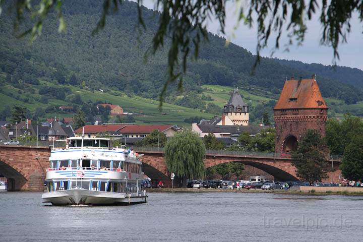 eu_de_miltenberg_004.jpg - Ein Mainschiff und die Mainbrücke zu Miltenberg im Hintergrund