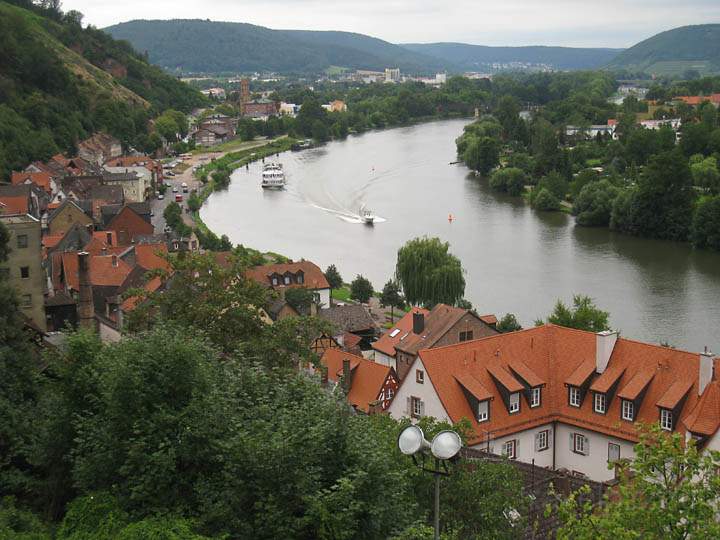 eu_de_miltenberg_012.jpg - Blick von der Mildenburg das Mainufer hinauf