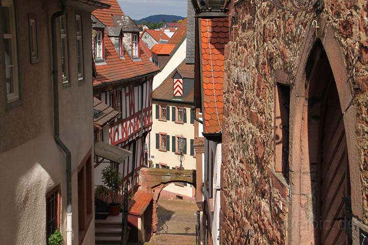 eu_de_miltenberg_016.jpg - Blick von der Schloßgasse auf die Altstadt von Miltenberg