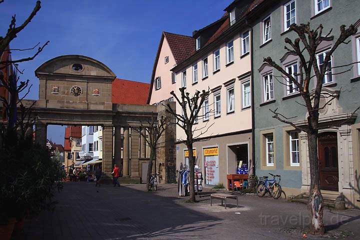 eu_de_oehringen_010.jpg - Das Obere Tor mit der Poststraße in Öhringen