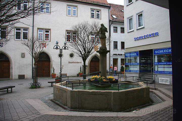eu_de_oehringen_013.jpg - Brunnen in der Rathausstraße in Öhringen
