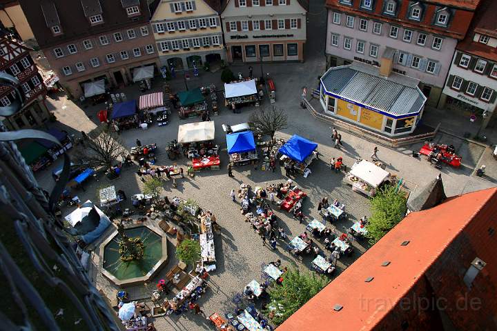 eu_de_oehringen_030.jpg - Blick vom Turm der Stiftskirche auf dem Marktplatz