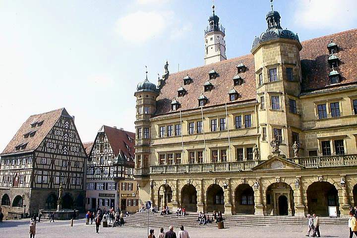 eu_de_rothenburg_002.jpg - Der Marktplatz mit dem Rathaus in Rothenburg