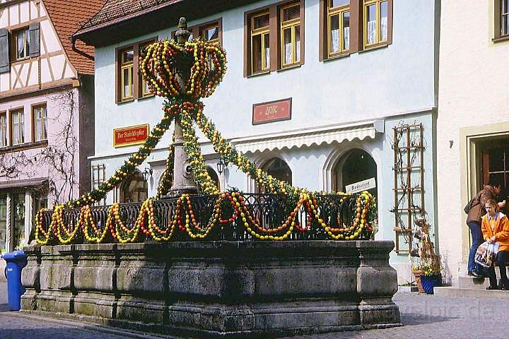 eu_de_rothenburg_006.jpg - Der Osterbrunnen in der Altstadt von Rothenburg