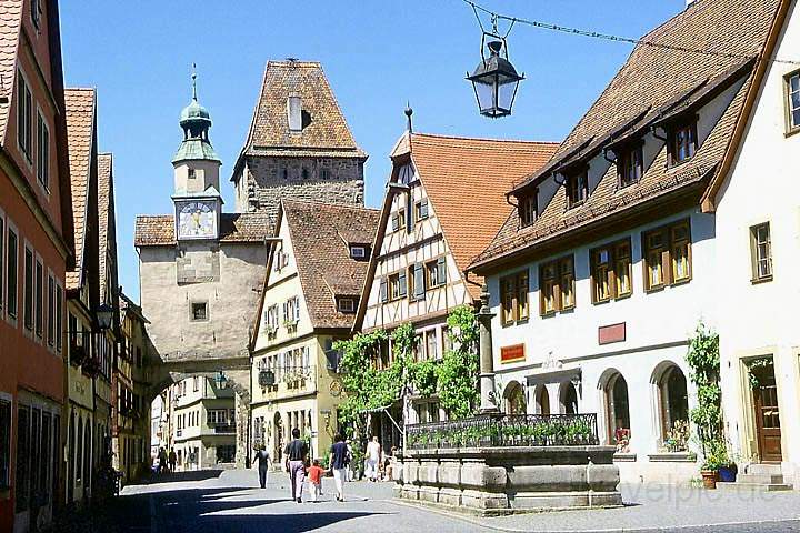 eu_de_rothenburg_013.jpg - Die Rödergasse mit Markusturm in der Altstadt von Rothenburg