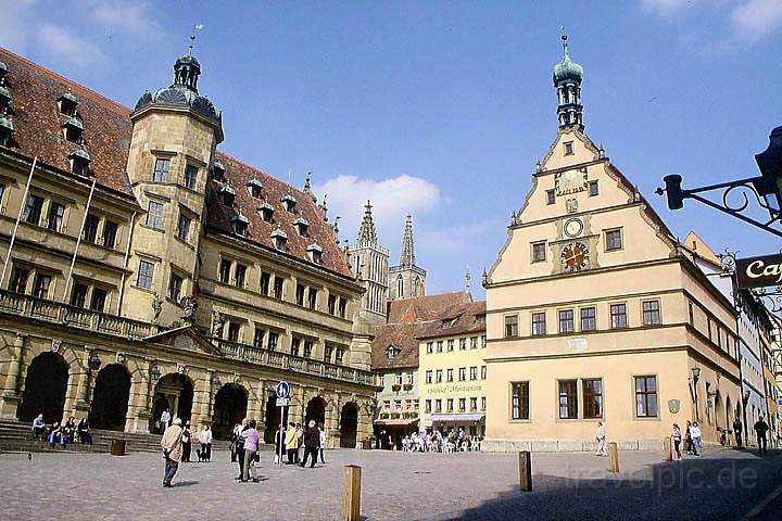 eu_de_rothenburg_014.jpg - Der Marktplatz, das Rathaus und die Ratsherrntrinkstube in Rothenburg