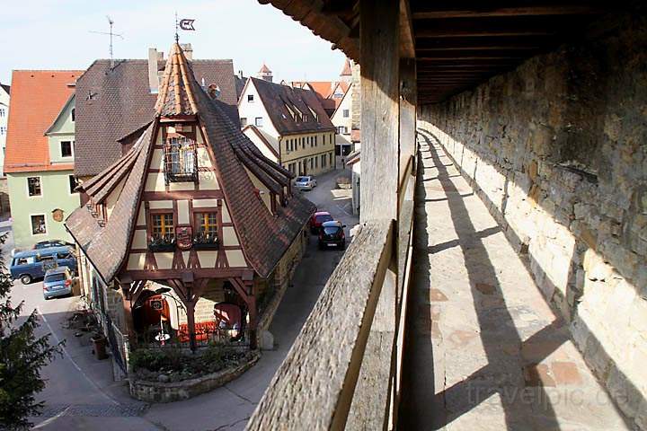 eu_de_rothenburg_042.jpg - Der Wehrgang und Alte Schmiede in Rothenburg