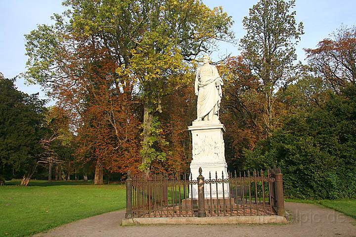 eu_de_ruegen_030.jpg - Das Wilhelm-Malte-Denkmal im 7,5 Quadratkiometer großen Schloßpark von Putbus