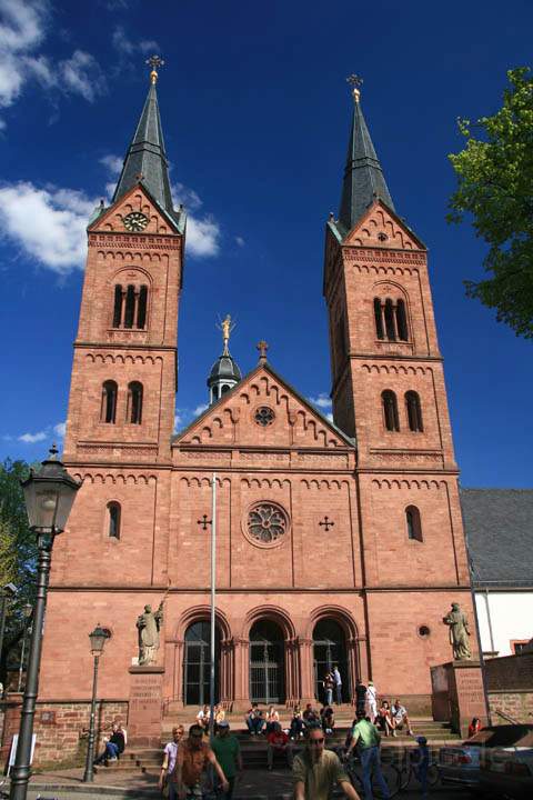 eu_de_seligenstadt_005.jpg - Frontalansicht der Einhard-Basilika von Seligenstadt